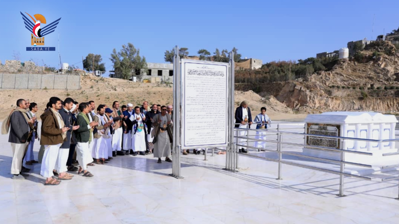 قيادات وزارة النقل والأشغال تزور ضريح "شهيد القرآن" في مران بصعدة