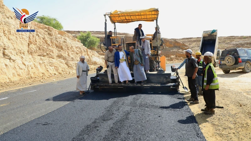 محافظ صعدة يطلع على سير العمل في مشروع شق وسفلتة خط دماج - آل سالم