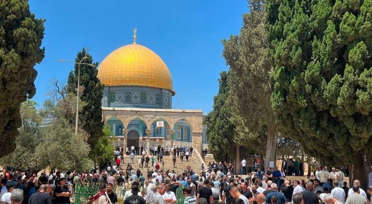 عشرات الآلاف يؤدون الجمعة في المسجد الأقصى المبارك وباحاته