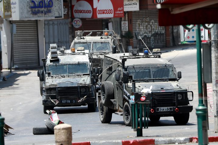 العدو الإسرائيلي يقتحم حي رفيديا في مدينة نابلس مستوطنون يجبرون مزارعين فلسطينيين على مغادرة أراضيهم في اللبن الشرقية