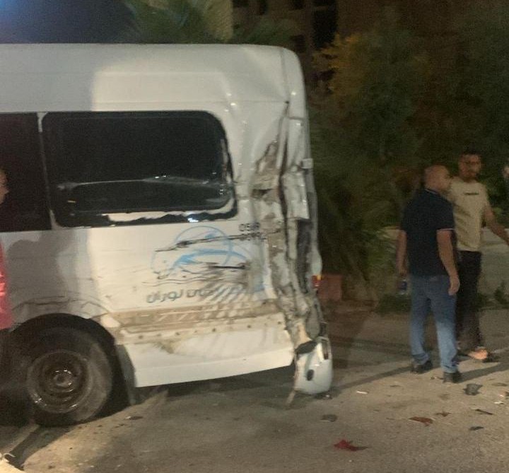 بشكل متعمد: آليات العدو الصهيوني تصدم حافلة تقل حجاجا فلسطينيين في جنين