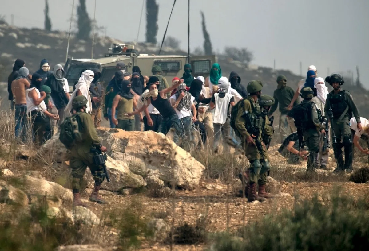 استشهاد فلسطيني وإصابة 14 آخرين في هجوم للمستوطنين على قاطفي الزيتون في برقة ورامين