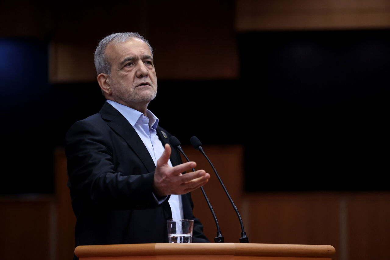 الرئیس الإيراني: دول المنطقة لا تحتاج إلى وصي