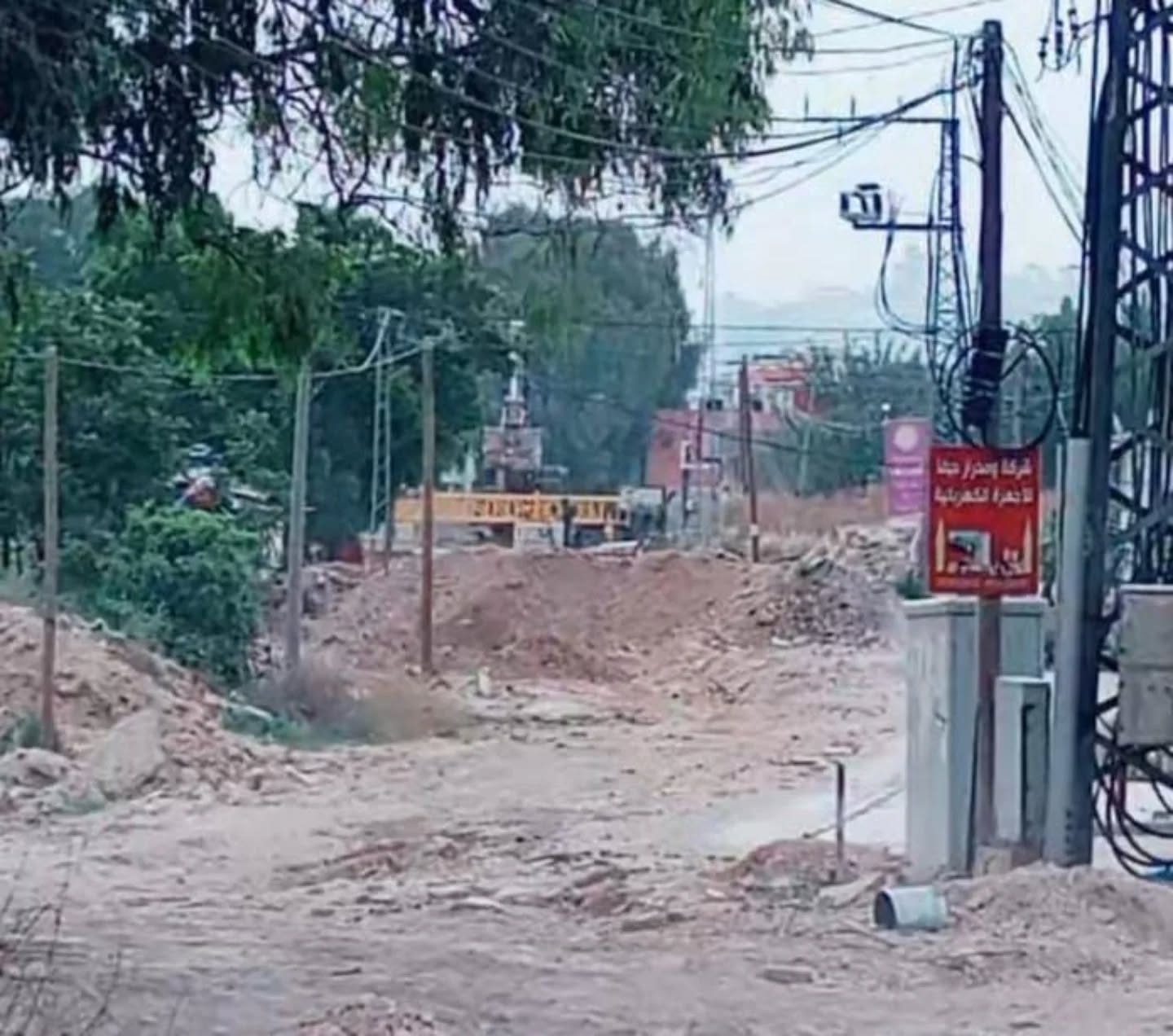 العدو الإسرائيلي ينصب بوابة حديدية على مدخل مخيم جنين الغربي