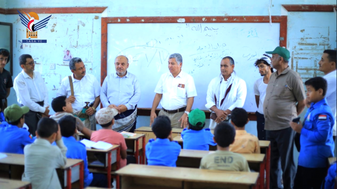 رئيس جامعة الحديدة يتفقد أنشطة الدورات الصيفية في مديريات المدينة