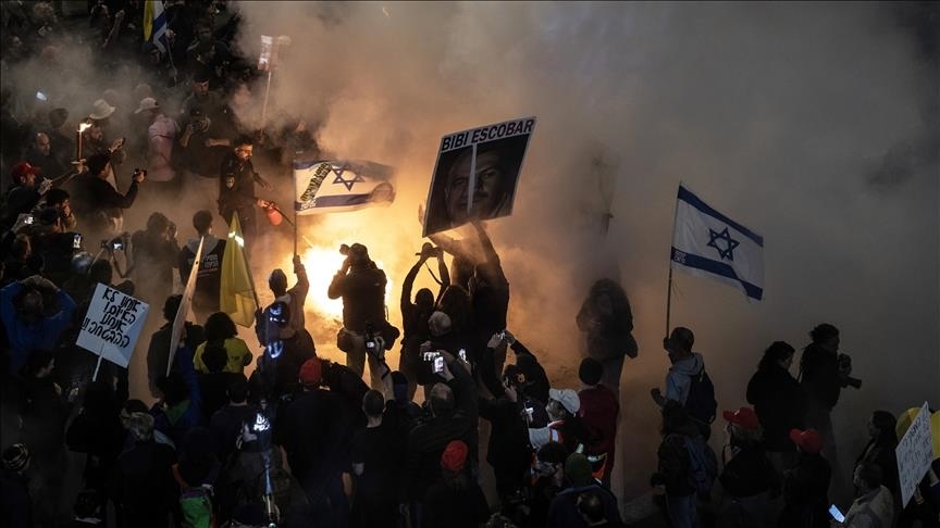 مؤيدون للمجرم نتنياهو يعتدون على متظاهرين يطالبون بصفقة تبادل للأسرى