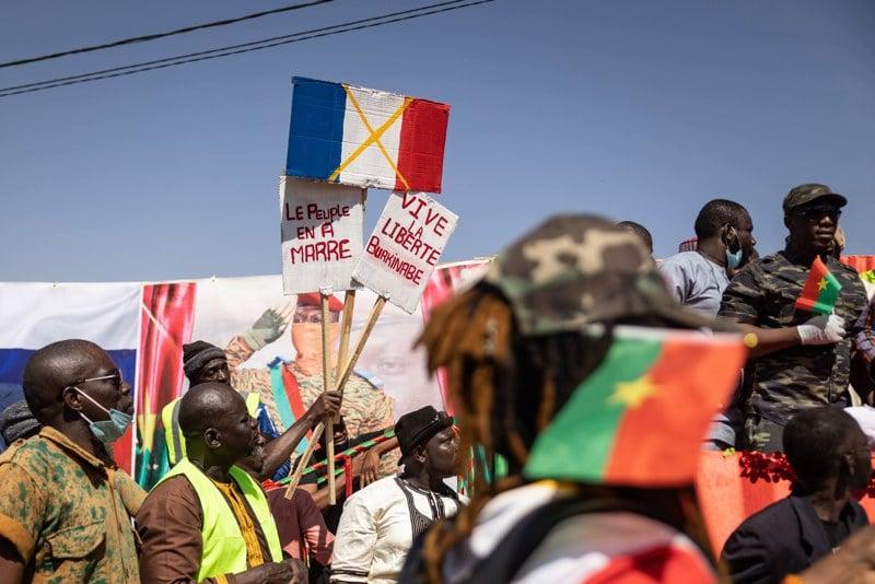 بوركينا فاسو تطرد ثلاثة دبلوماسيين فرنسيين وتمهلهم 48 لمغادرة البلاد