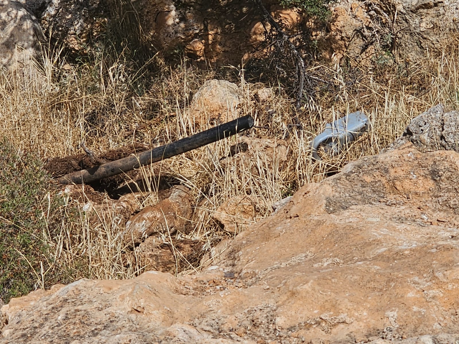 مستوطنون صهاينة يخربون خط ناقل للمياه في الأغوار الشمالية