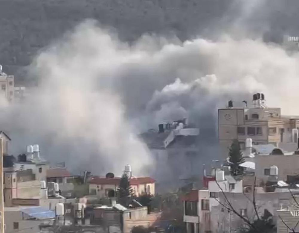 العدو الإسرائيلي يفجّر منزلًا ويعتقل 12 فلسطينيا في قلقيلية