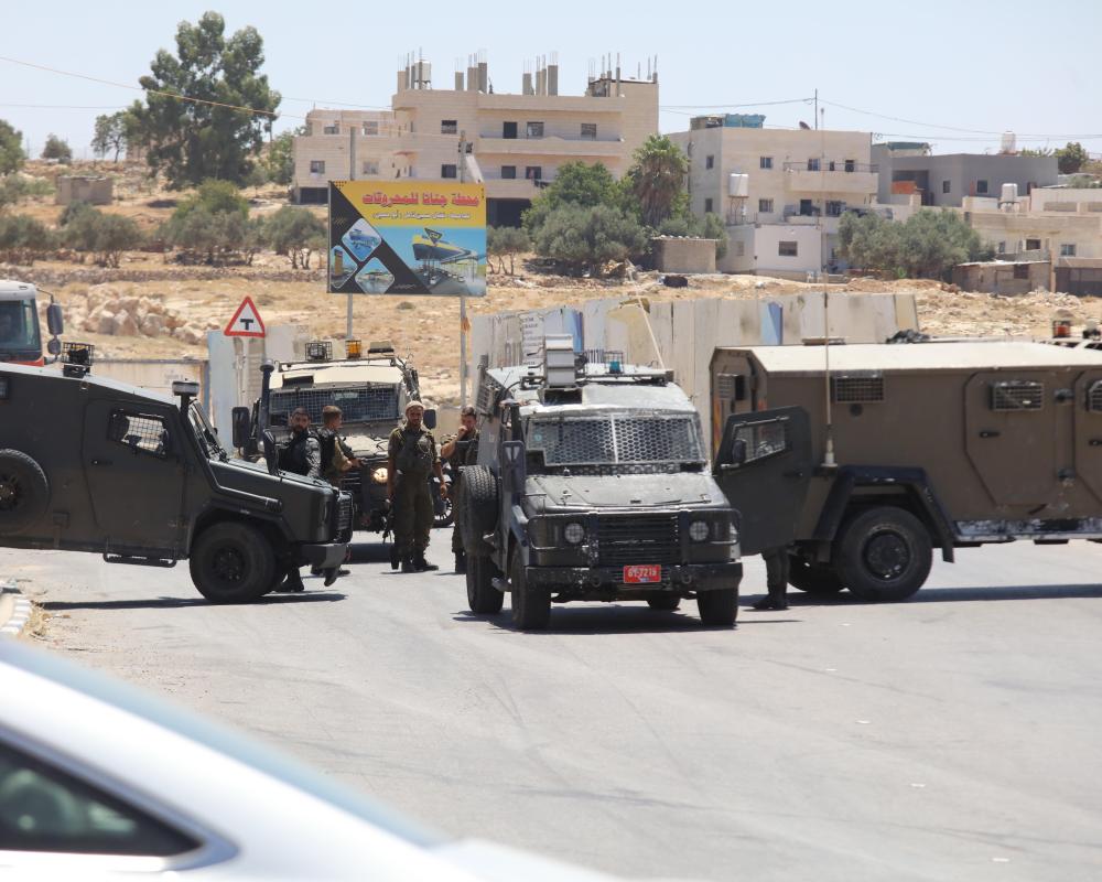 العدو الإسرائيلي يقتحم قطنة شمال غرب القدس