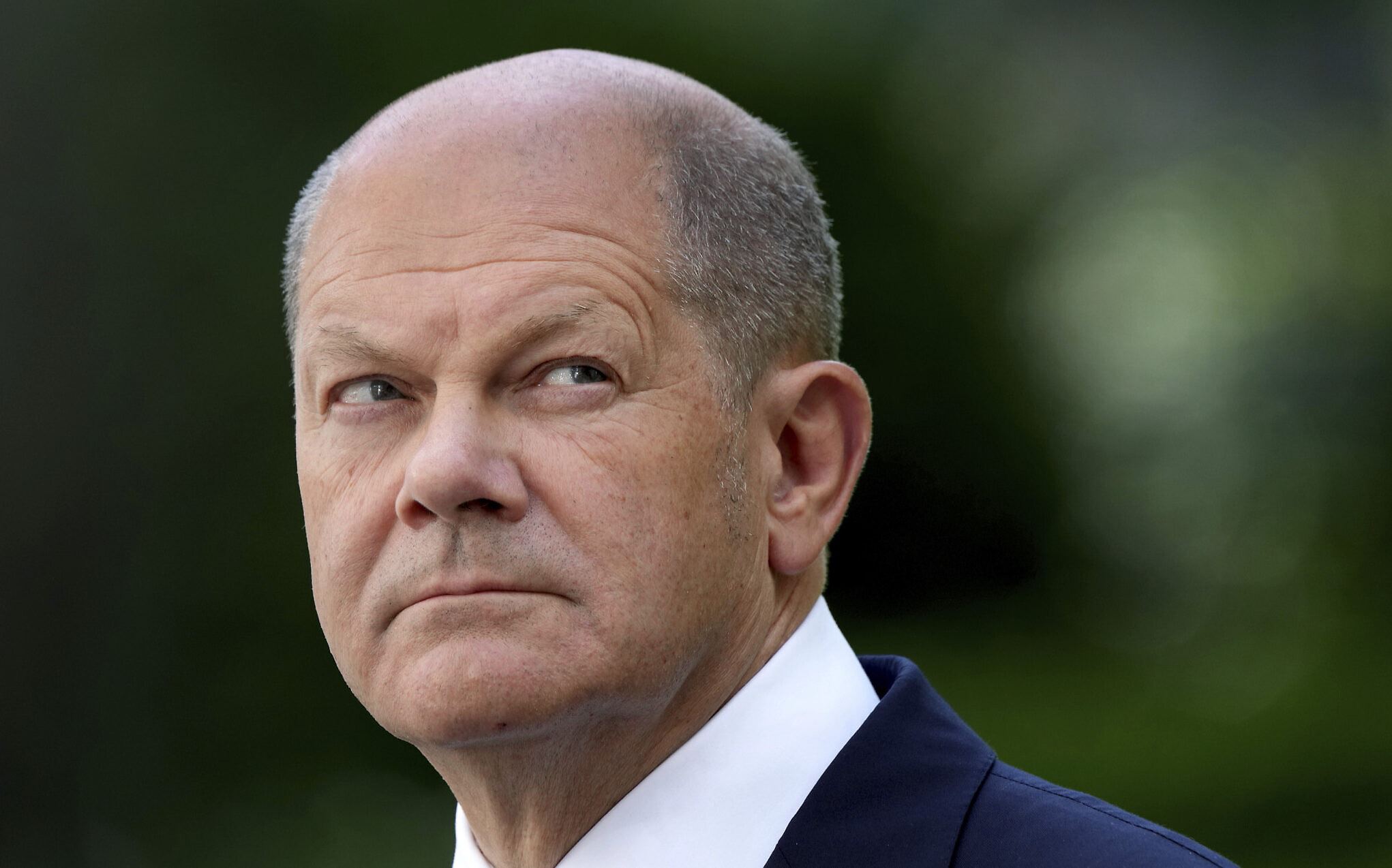 البرلمان الألماني يسحب الثقة من المستشار شولتس