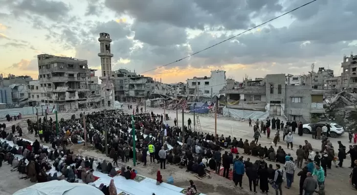 فلسطينيو غزة يؤدون صلاة عيد الأضحى المبارك فوق الركام