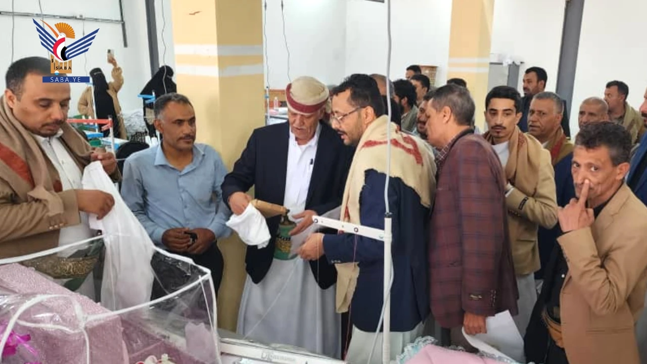 تفقد سير العمل في معمل ومركز تسويق الأسر المنتجة للملابس والقطنيات في إب