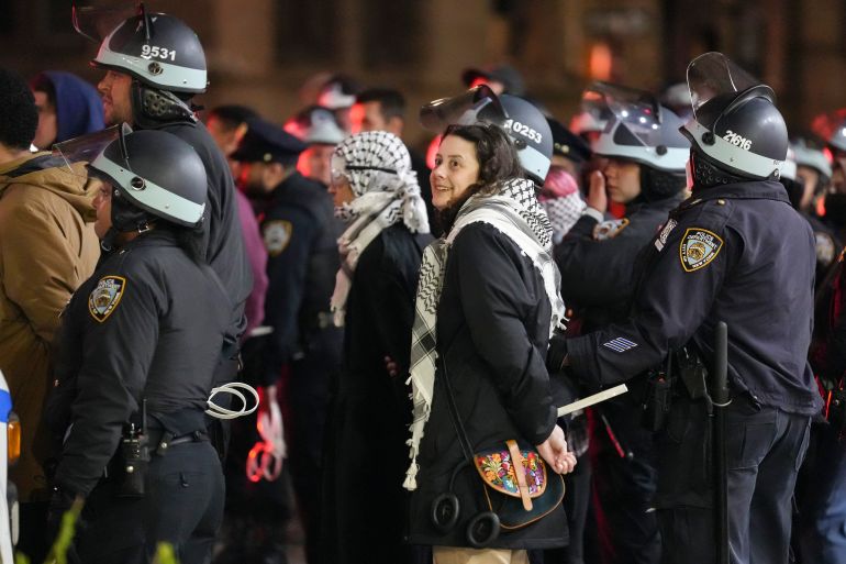 شرطة نيويورك تفض اعتصاما مؤيدا لفلسطين في جامعة كولومبيا