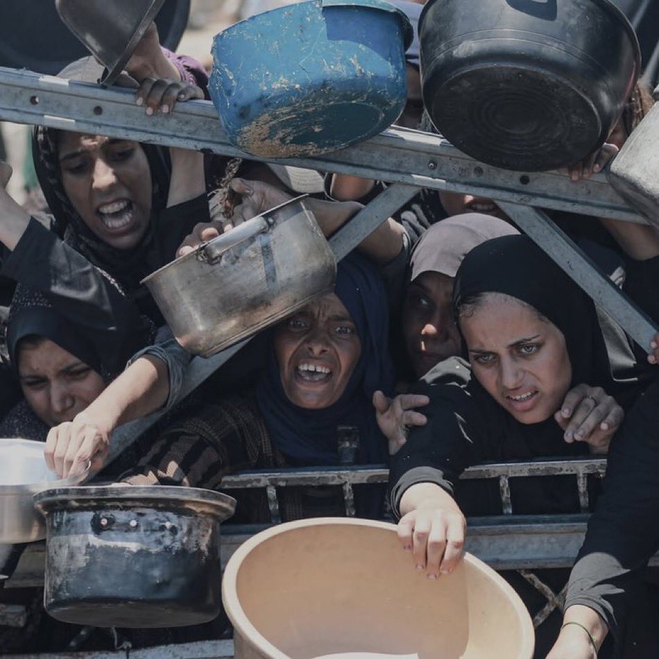 أطفال غزة تأكُـلُ التراب.. ومليارا مسلم يكتفون بالمشاهدة!