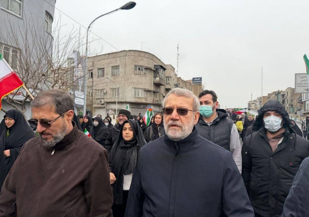 الرئيس الإيراني والمسؤولون يشاركون في مسيرات "يوم القدس" وسط قصف طائرات العدوان