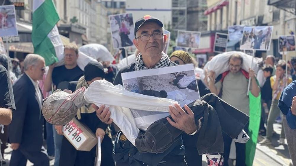 بالأواني وأكياس الطحين.. محتجون بباريس يطالبون بإنهاء تجويع غزة