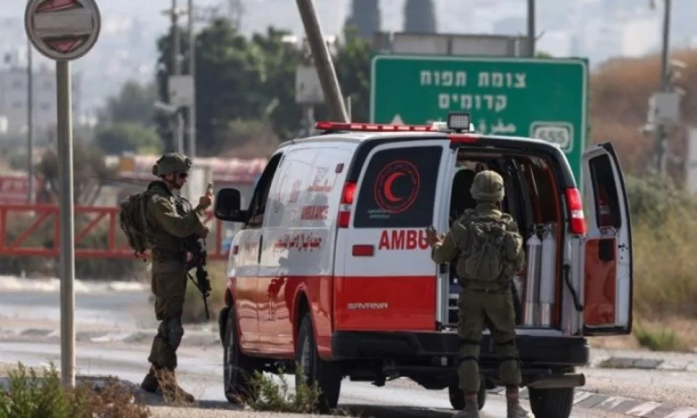 العدو الإسرائيلي يصيب فلسطينيًا ويحرق مركبته ويعتقل آخرين في الخليل
