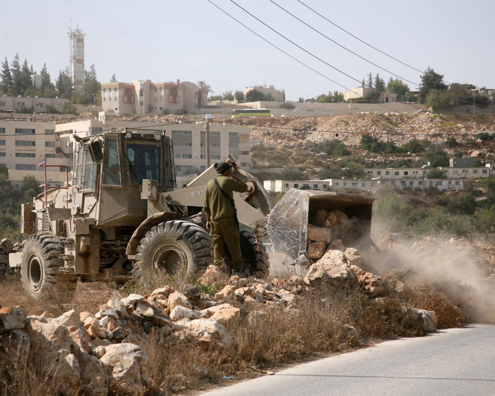 مستوطنون يحرثون أراضي زراعية في ترمسعيا وآخرون يحرقون جرافة "باجر" في أحد محاجر بيت فجار