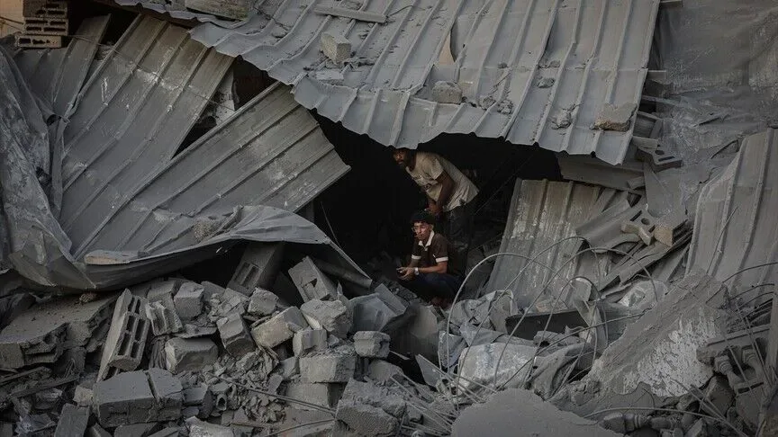 الدفاع المدني بغزة يبدأ بانتشال جثامين نحو 150 شهيداً من تحت أنقاض "برج المهندسين" بالنصيرات