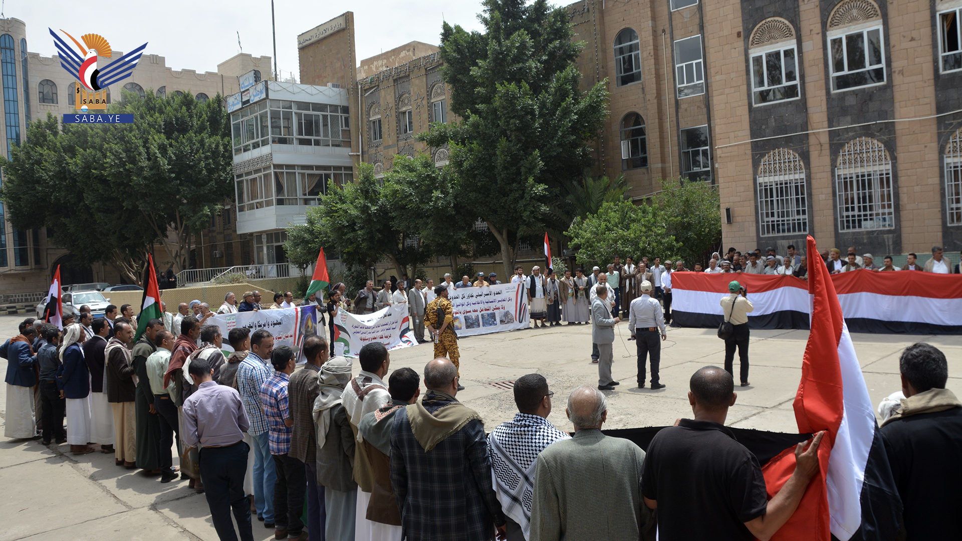 وقفة بوزارة الإدارة المحلية تندد بمجزرة العدو الصهيوني بمواصي خان يونس