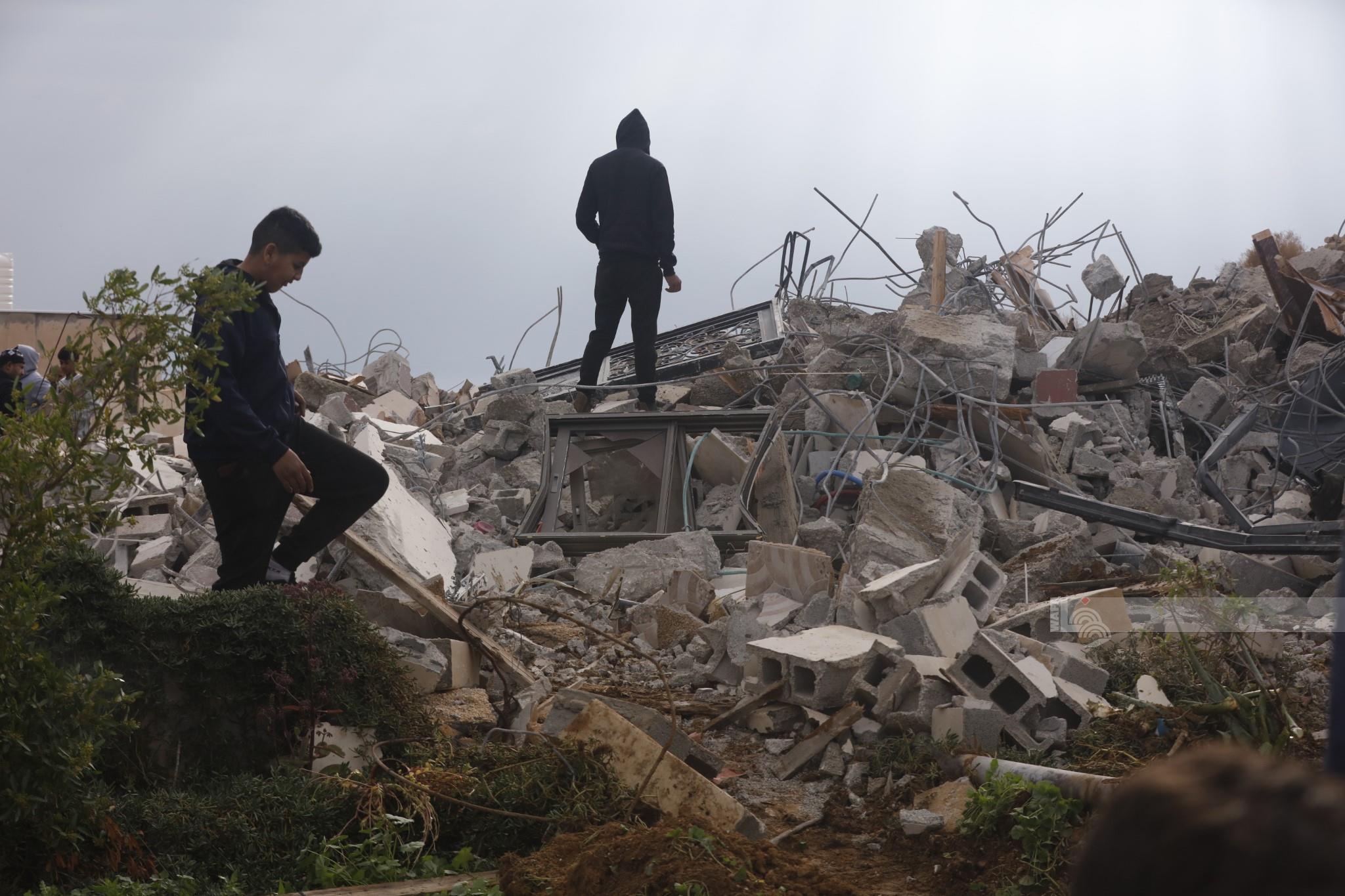 قوات العدو الإسرائيلي تهدم منزلين في بلدة الخضر جنوب بيت لحم