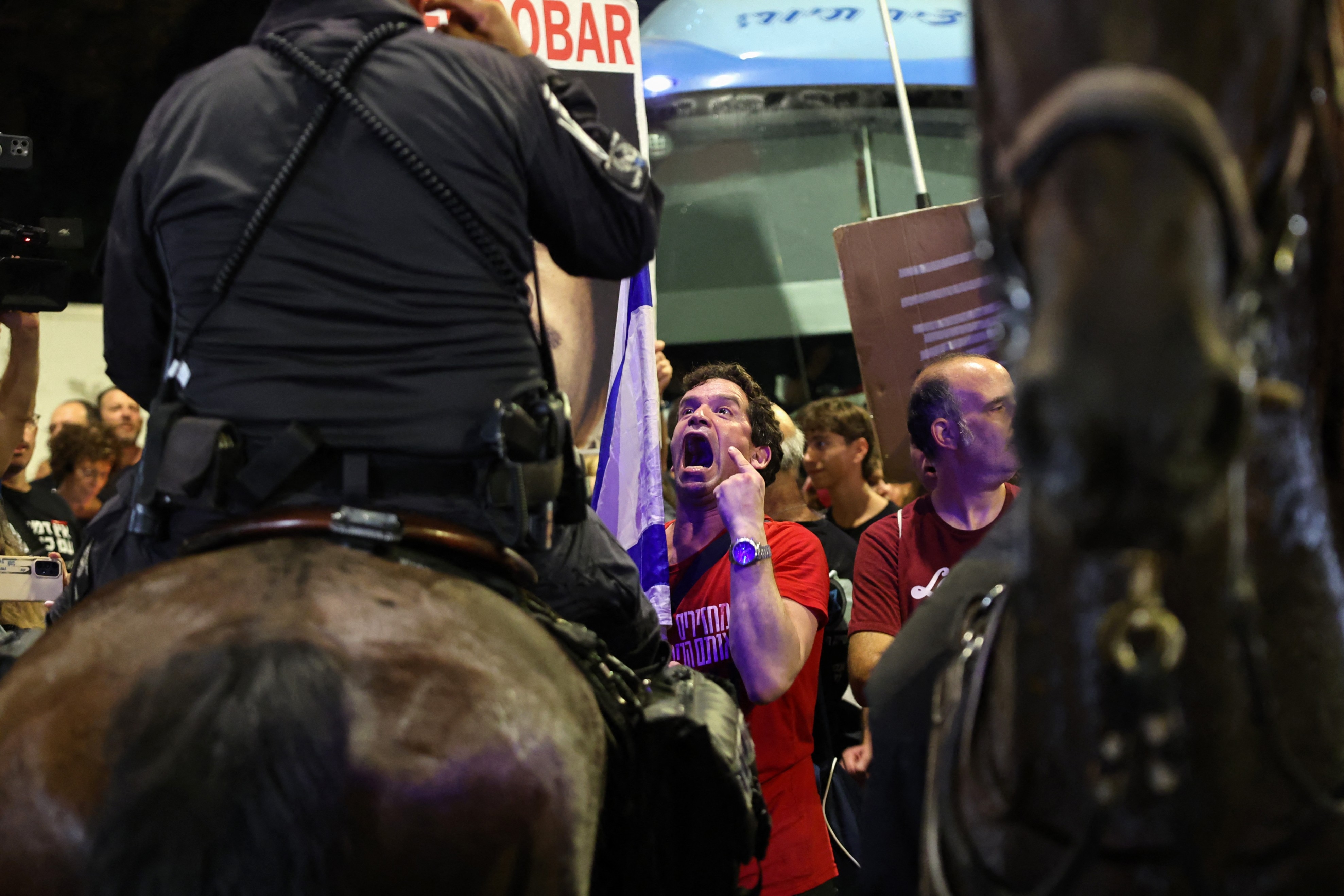 عشرات آلاف المتظاهرين في "تل أبيب" لنتنياهو: تَخلَّ عن "فيلادلفيا" وأنجِز الصفقة