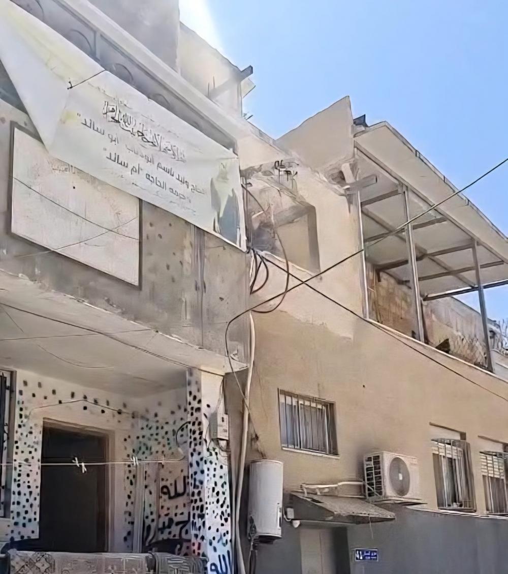 العدو الإسرائيلي يجبر شقيقين فلسطينيين على هدم جزء من منزليهما في القدس