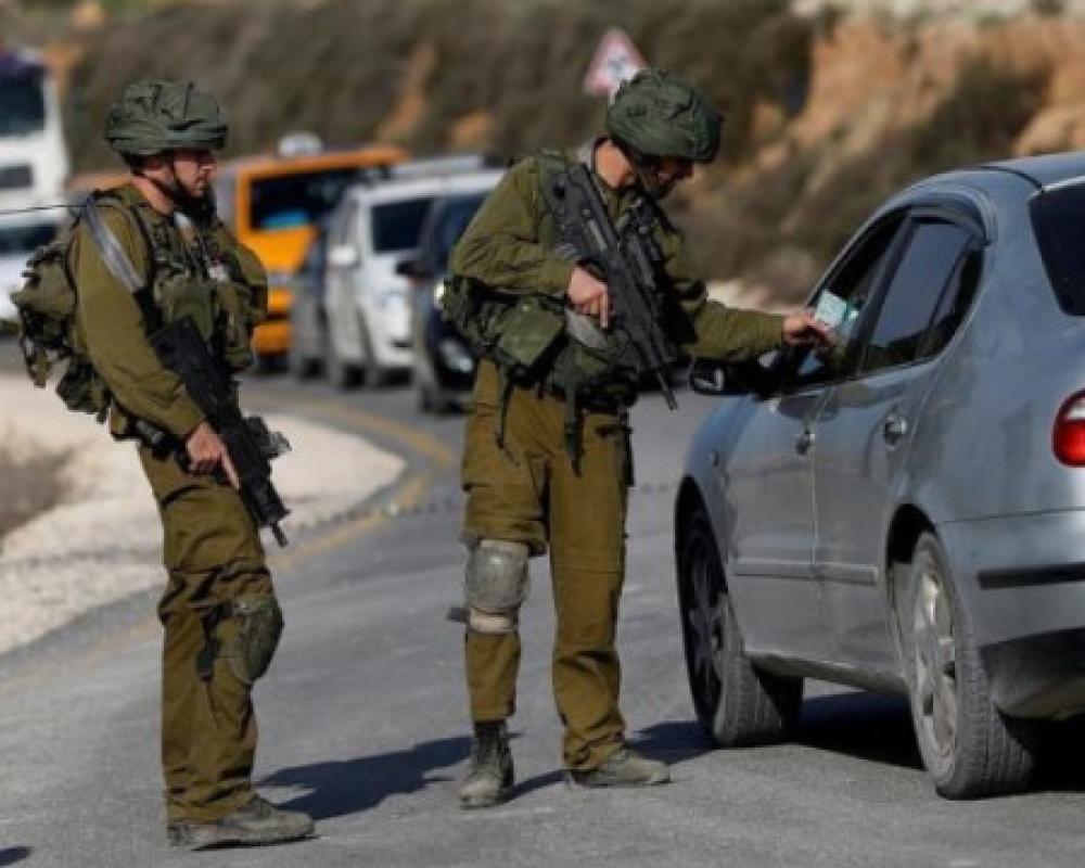 العدو الصهيوني يشدد إجراءاته العسكرية بمحيط رام الله والبيرة