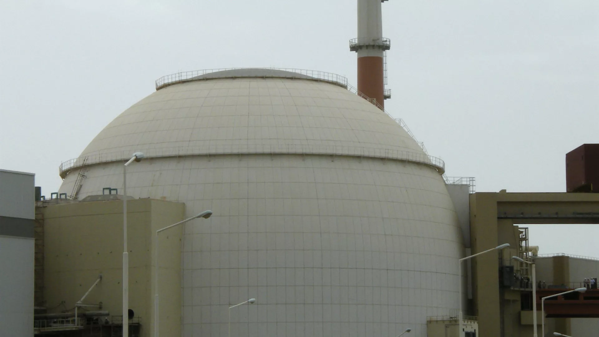 الوكالة الدولية للطاقة الذرية: إيران أبلغتنا بسقوط مقذوف قرب محطة بوشهر النووية ومقتل موظف فيها