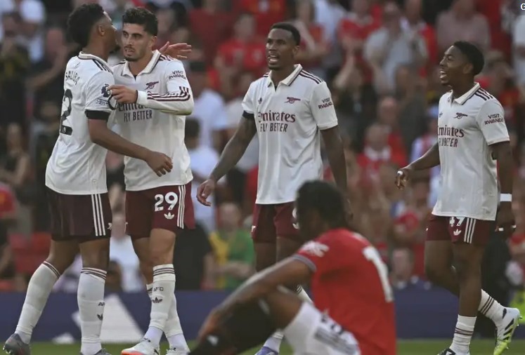 آرسنال يهزم مانشستر يونايتد في قمة افتتاحية الدوري الإنجليزي