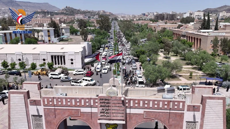 جامعة صنعاء تشهد عرضا لثلاثة آلاف طالب من خريجي دورات طوفان الأقصى - المرحلة الرابعة