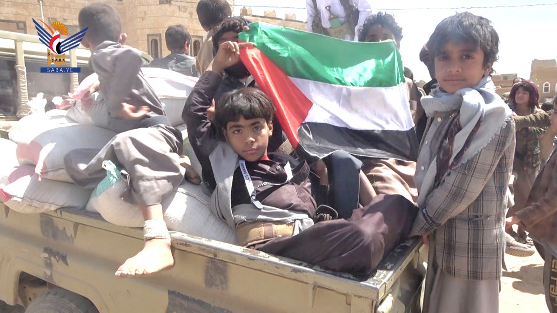  أبناء الجوف يسيرون ثلاث قوافل قمح بلدي للقوة الصاروخية والطيران المسير