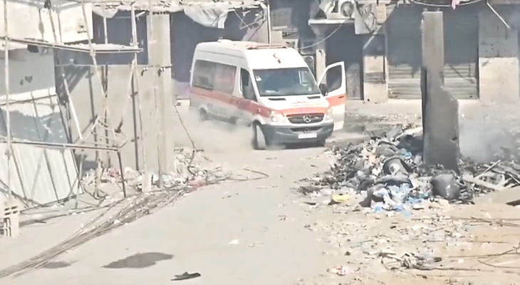 العدو الصهيوني يستهدف مركبة إسعاف أمام مستشفى كمال عدوان