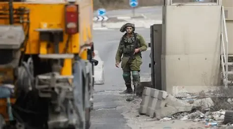 العدو الإسرائيلي يعتقل فلسطينيا من حزما على حاجز بيت إيل العسكري شمال شرق القدس