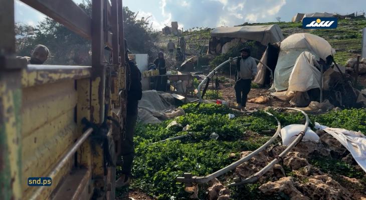 بسبب اعتداءات المستوطنين..عائلتان فلسطينيتان ترحلان قسرا من خربة سمرة بالأغوار 