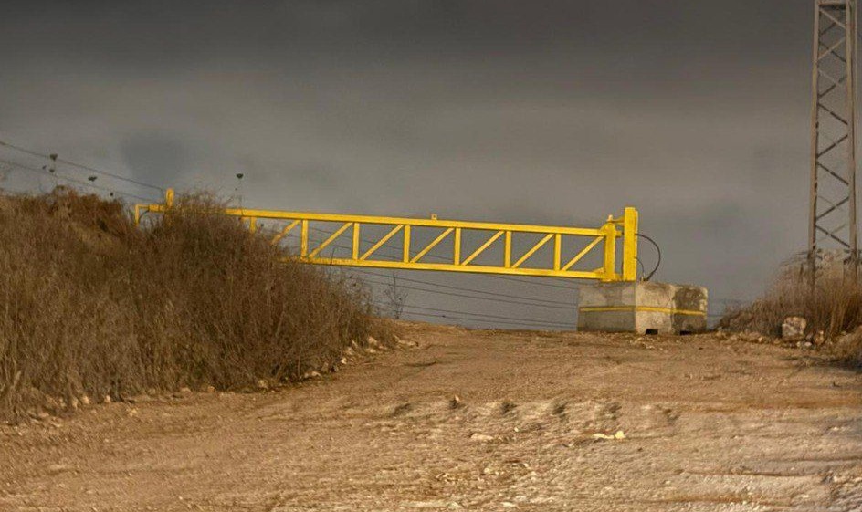 العدو الصهيوني ينصب بوابة حديدية غرب سلفيت ويواصل هدم منازل بمخيم جنين