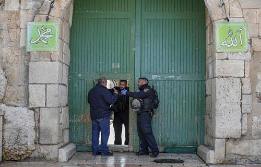 العدو الصهيوني يعيد فتح ثلاثة أبواب من المسجد الأقصى