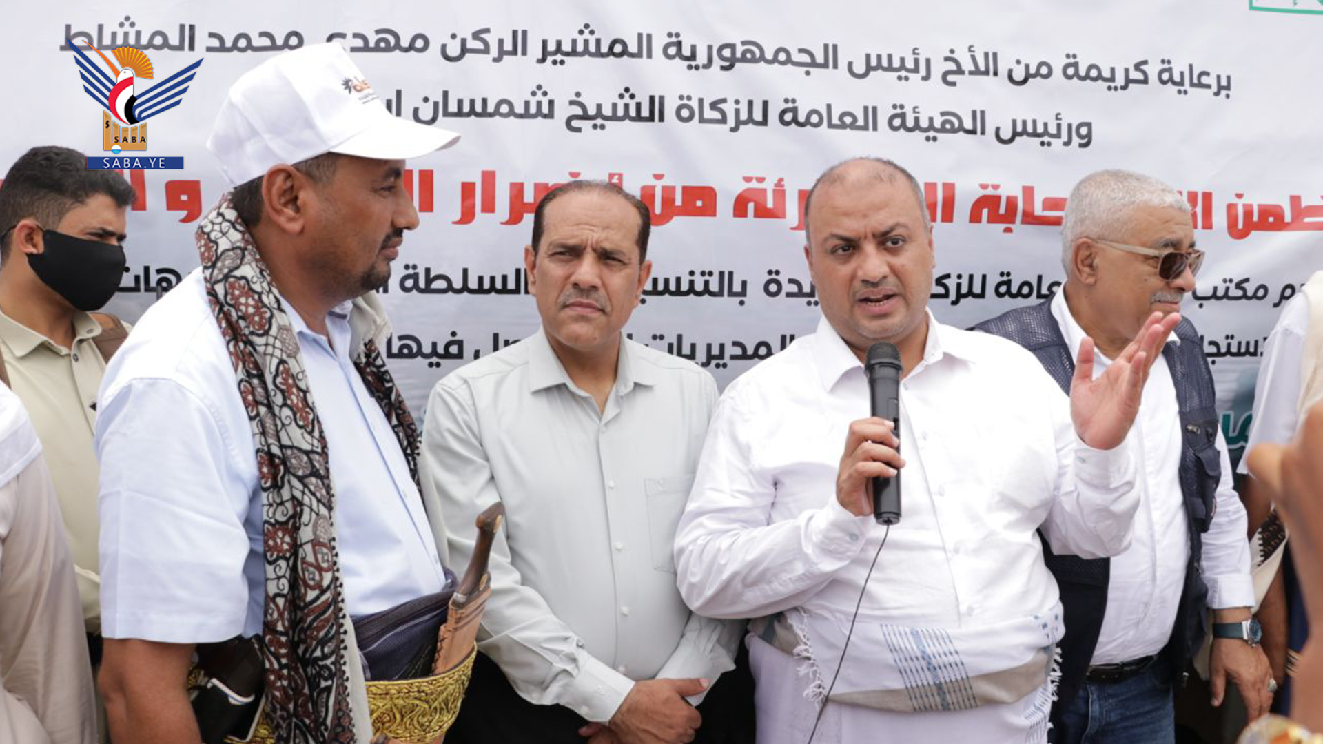  مقبولي يدشن توزيع مواد ايوائية للمتضررين من السيول في مديرية الدريهمي بالحديدة 