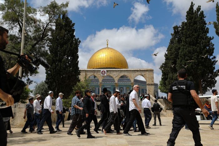 عشرات المستوطنين الصهاينة يقتحمون المسجد الأقصى وباحاته