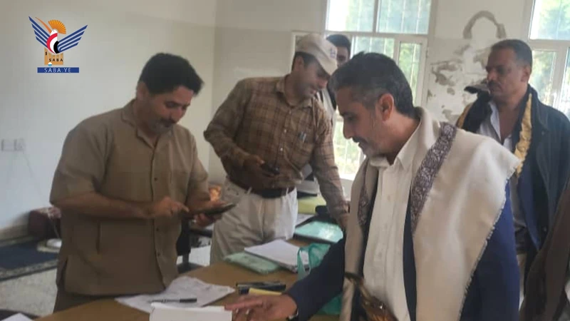 أمين المجلس المحلي بالمحويت يتفقد سير العمل بمشروع مياه الظاهر