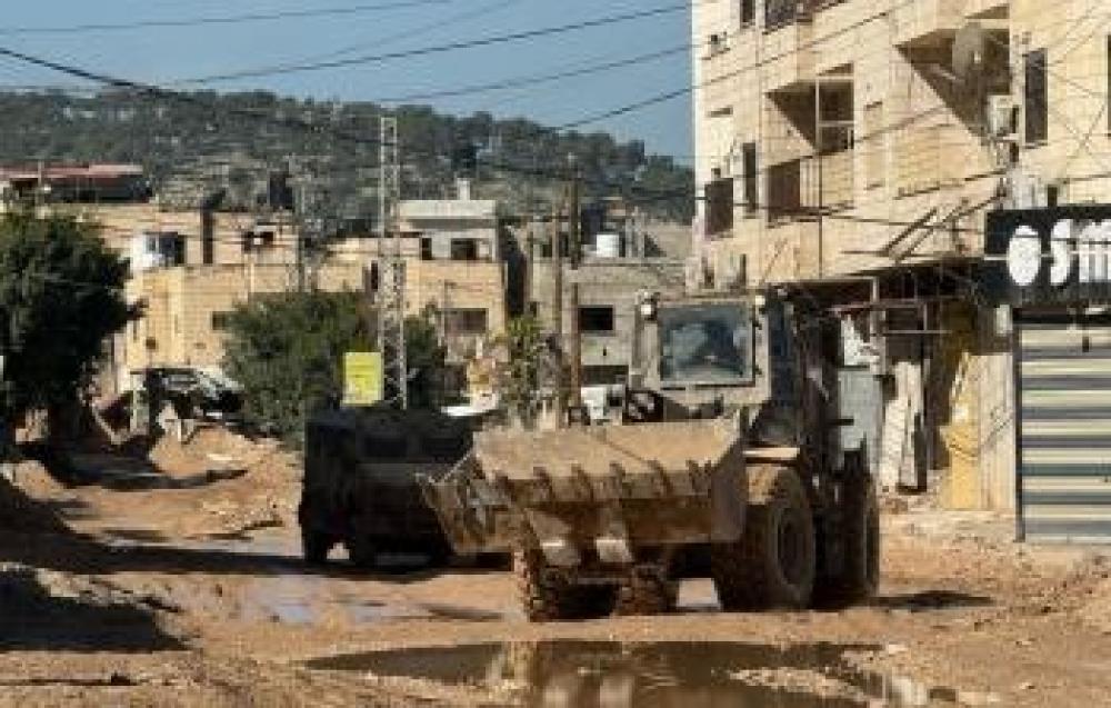 العدو الصهيوني يواصل عدوانه على مدينة جنين ومخيمها ويعتقل ثلاثة فلسطينيين بالضفة