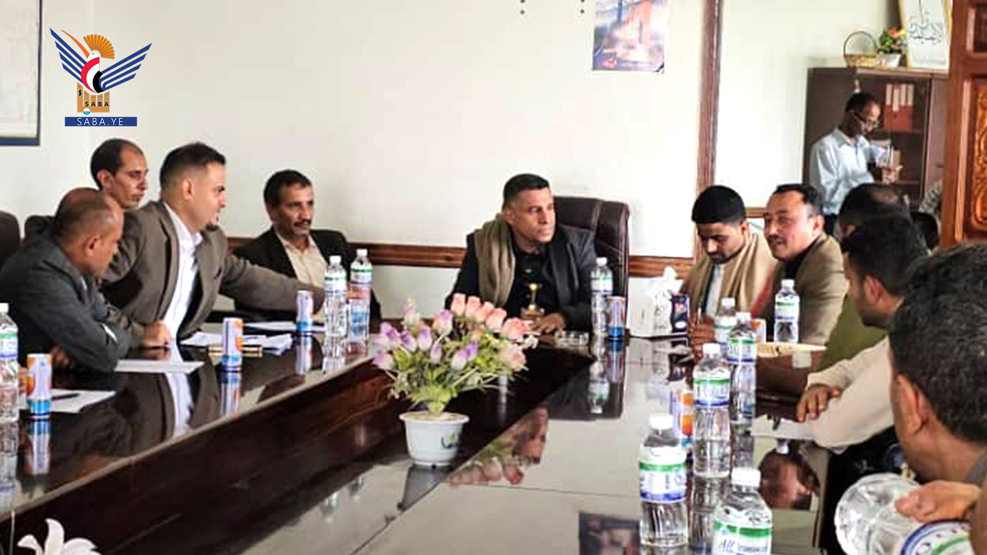 نائب وزير الكهرباء والمياه يطلع على سير العمل بمنطقة كهرباء إب