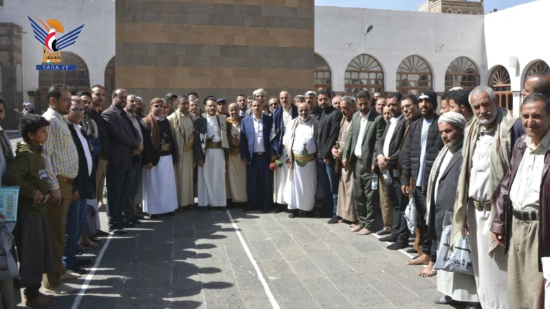 قيادات وموظفو السلطة القضائية يزورون الجامع الكبير ومسجد الإمام علي بصنعاء