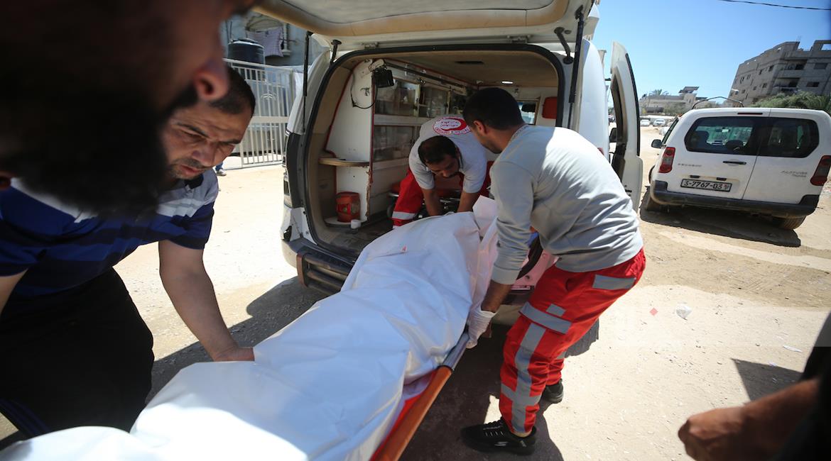 استشهاد فلسطيني وإصابة آخرين بقصف مسيّرة إسرائيلية على الزوايدة وسط قطاع غزة