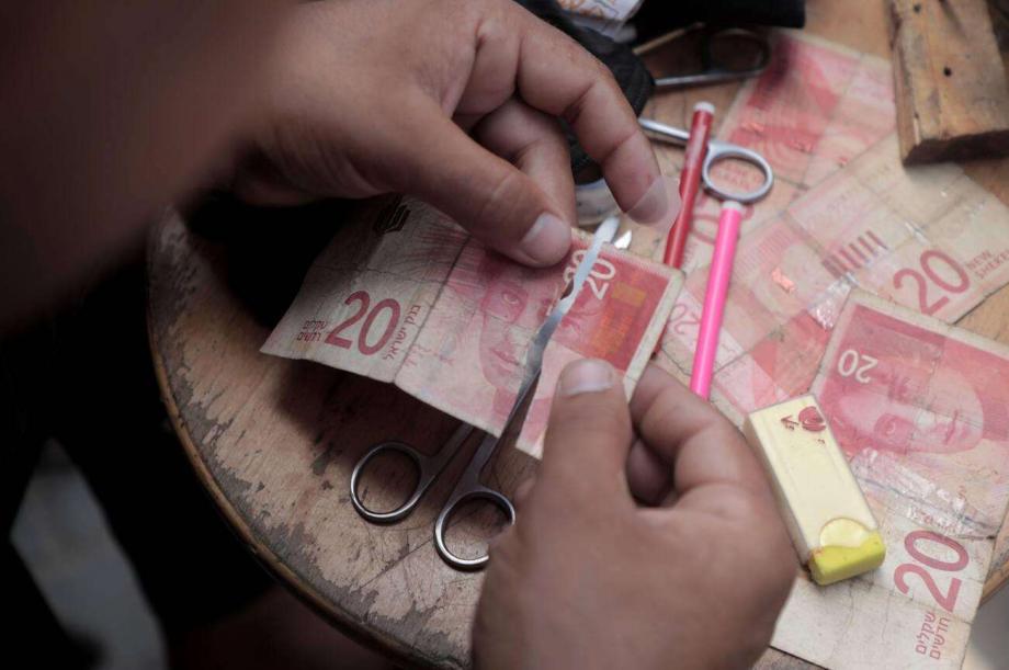 مرصد حقوقي: الاحتلال يستخدم الحصار المالي لتعميق معاناة السكان وإهلاكهم