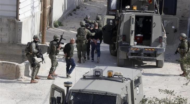 قوات العدو الإسرائيلي تعتقل 3 شبان فلسطينيين في نابلس والخليل