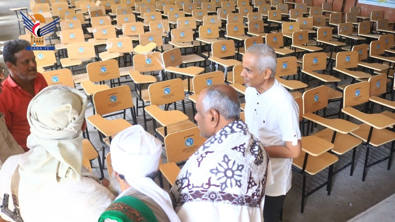 توزيع 600 كرسي دراسي للمعاهد المهنية والتقنية بالحديدة