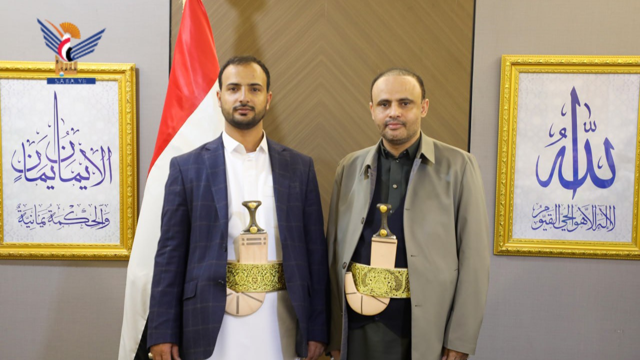 الرئيس المشاط يُكّرم أسرة شهيد القرآن السيد حسين بدر الدين الحوثي