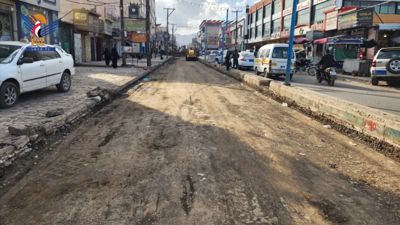 أمين العاصمة يتفقد العمل بمشروع ترميم شارع المقالح في مديرية السبعين